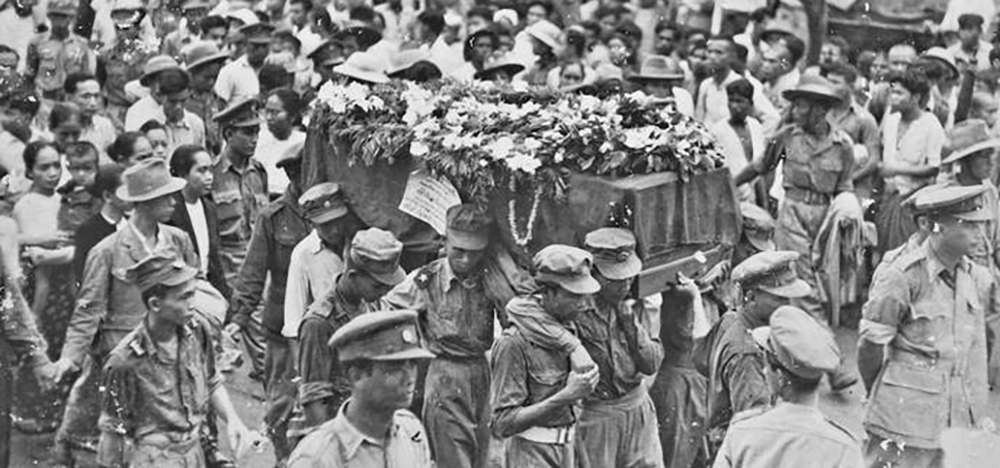 ဗိုလ်ချုပ်နှင့် တကွ အာဇာနည်များကို လိုက်ပါ ပို့ဆောင်သည့် ပြည်သူ့ရဲဘော် တပ်ဖွဲ့ဝင်များ