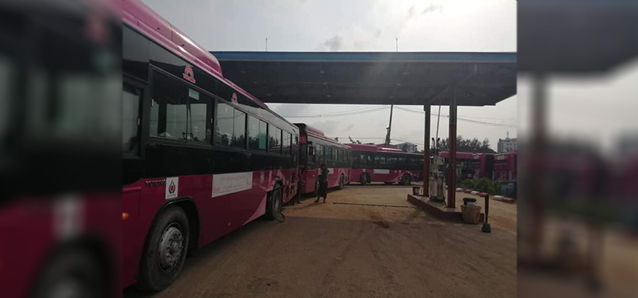 CNG ဆိုင်တွင် တန်းစီနေသော YBS ယာဉ် တချို့အား တွေ့ရစဉ် / Lwin Naing