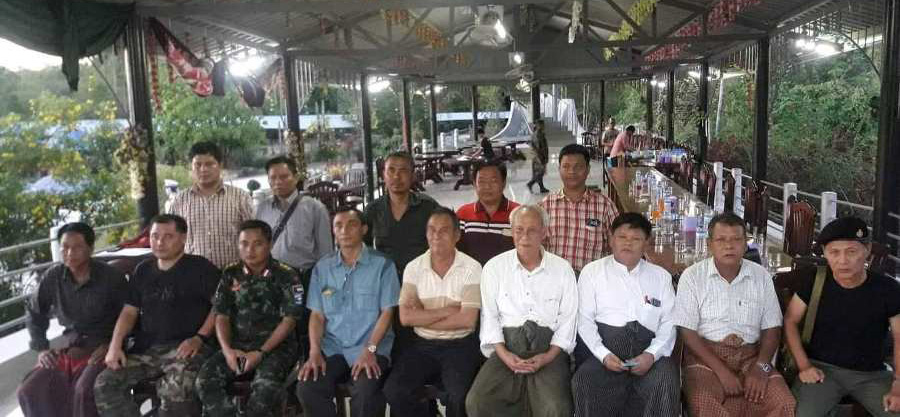 မွန်ပြည်သစ် ပါတီ (NMSP) နှင့် ကရင်အမျိုးသား အစည်းအရုံး (KNU)မှ ကိုယ်စားလှယ်များ ၂၀၁၉ ခုနှစ် မေလ ၃ ရက်က နှစ်ဖက် တွေ့ဆုံ ဆွေးနွေးအပြီး တွေ့ရစဉ်  / မွန်ပြည်သစ် ပါတီ