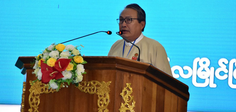 မွန်ပြည်နယ် မော်လမြိုင်မြို့ရှိ ပြည်နယ် ခန်းမတွင် ပြုလုပ်သော ဆွေးနွေးပွဲ၌ အမှာစကား ပြောကြားနေသည့် မွန်ပြည်နယ် ဝန်ကြီးချုပ် ဒေါက်တာ အေးဇံ  / ဉာဏ်စိုးဝင်း / ဧရာဝတီ