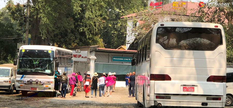 စစ်ကိုင်း- မန္တလေး အရှေ့ဘက်ရှိ ကျောက်စိမ်း ရောင်းဝယ်သည့် ဆိုင်သို့ လာရောက် တရုတ်ခရီးသွားများ / မြတ်ပြည့်ဖြိုး / ဧရာဝတီ