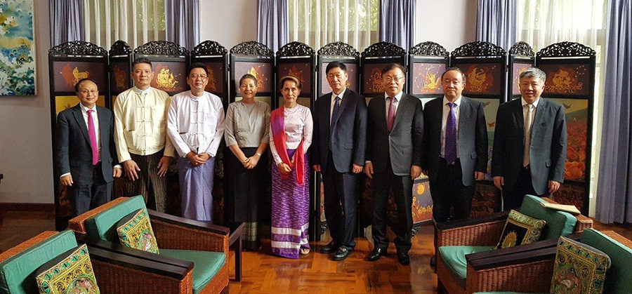 ကုမ္ပဏီနှစ်ခုက ဒေါ်ခင်ကြည်ဖေါင်ဒေးရှင်းသို့ လှူဒါန်းသည့် ထိုအခမ်းအနားကို ဒေါ်အောင်ဆန်းစုကြည် တက်ရောက်ခဲ့သည် / ဒေါ်ခင်ကြည်ဖောင်ဒေးရှင်း