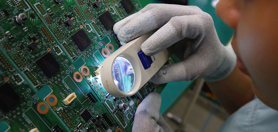 ဗီယက်နမ်ရှိ စက်ရုံတရုံတွင် လျှပ်ကူးဆားကစ်ပြားများ ထုတ်လုပ်မှုကို စစ်ဆေးကြည့်ရှုနေစဉ် / Reuters