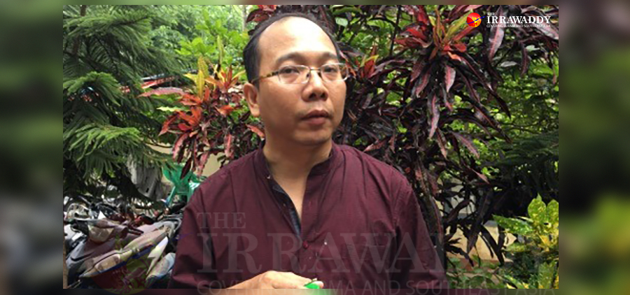 ပျဉ်းမနား မြို့မရဲစခန်း၌ စစ်ဆေးမှု အပြီး သက္ကမိုးညို မှ သတင်းထောက်များအား ဖြေကြားနေစဉ် / မိုးမိုး / ဧရာဝတီ