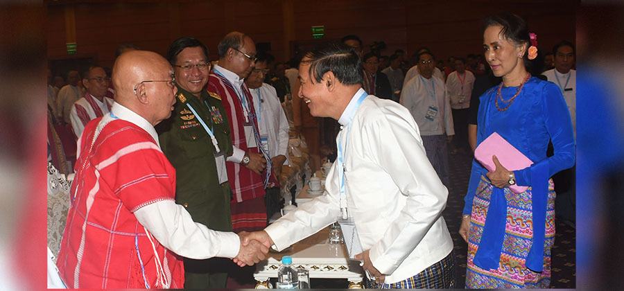 ၂၀၁၉ ဇူလိုင်က ကျင်းပခဲ့သော ၂၁ ရာစု ပင်လုံ တတိယအစည်းအဝေးတွင် KNU ဥက္ကဋ္ဌ ဗိုလ်ချုပ်ကြီး စောမူတူးစေးဖိုးနှင့် သမ္မတ ဦးဝင်းမြင့်တို့ နှုတ်ဆက် စကားပြောနေစဉ် / EAOs-NCA