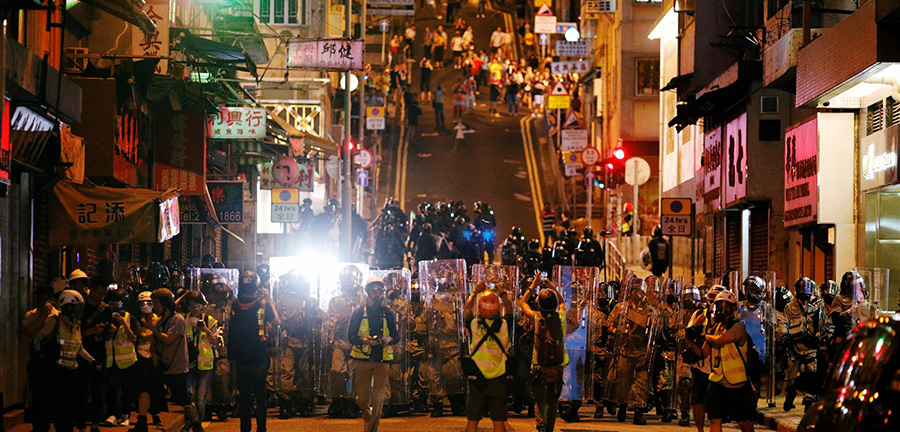 ဟောင်ကောင်ဆန္ဒပြသူများနှင့် ရဲတပ်ဖွဲ့ ထိပ်တိုက်တွေ့စဉ် / NBC News