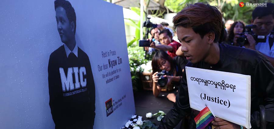 မိမိကိုယ်ကို မိမိ အဆုံးစီရင်သွားသည့် ကိုကျော်ဇင်ဝင်း အတွက် ဆုတောင်းပွဲ ပြုလုပ်စဉ် / ဧရာဝတီ