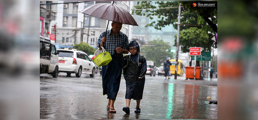 ရန်ကုန်မြို့ မိုးရွာချိန်တွင် ဖြတ်သန်းနေကြသူများ / ထက်ဝေ / ဧရာဝတီ