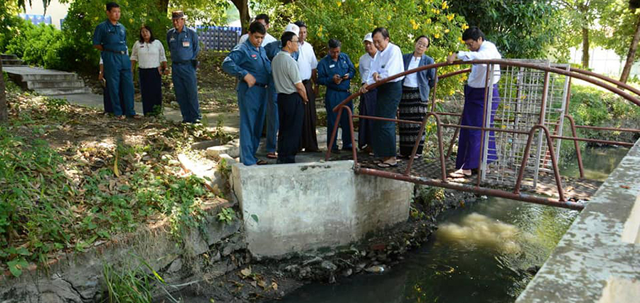 ရွှေတချောင်းမြောင်း ဖြတ်သန်းစီးဆင်းရာ တနေရာကို တာဝန်ရှိသူများ စစ်ဆေးစဉ် / Ye Lwin / facebook