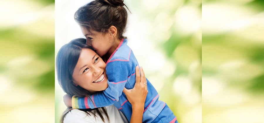 ကလေးငယ်များအား မကြာခဏ ပွေ့ဖက်ခြင်း ပြုလုပ်ပေးသင့်တယ်လို့ ဆိုပါတယ်။