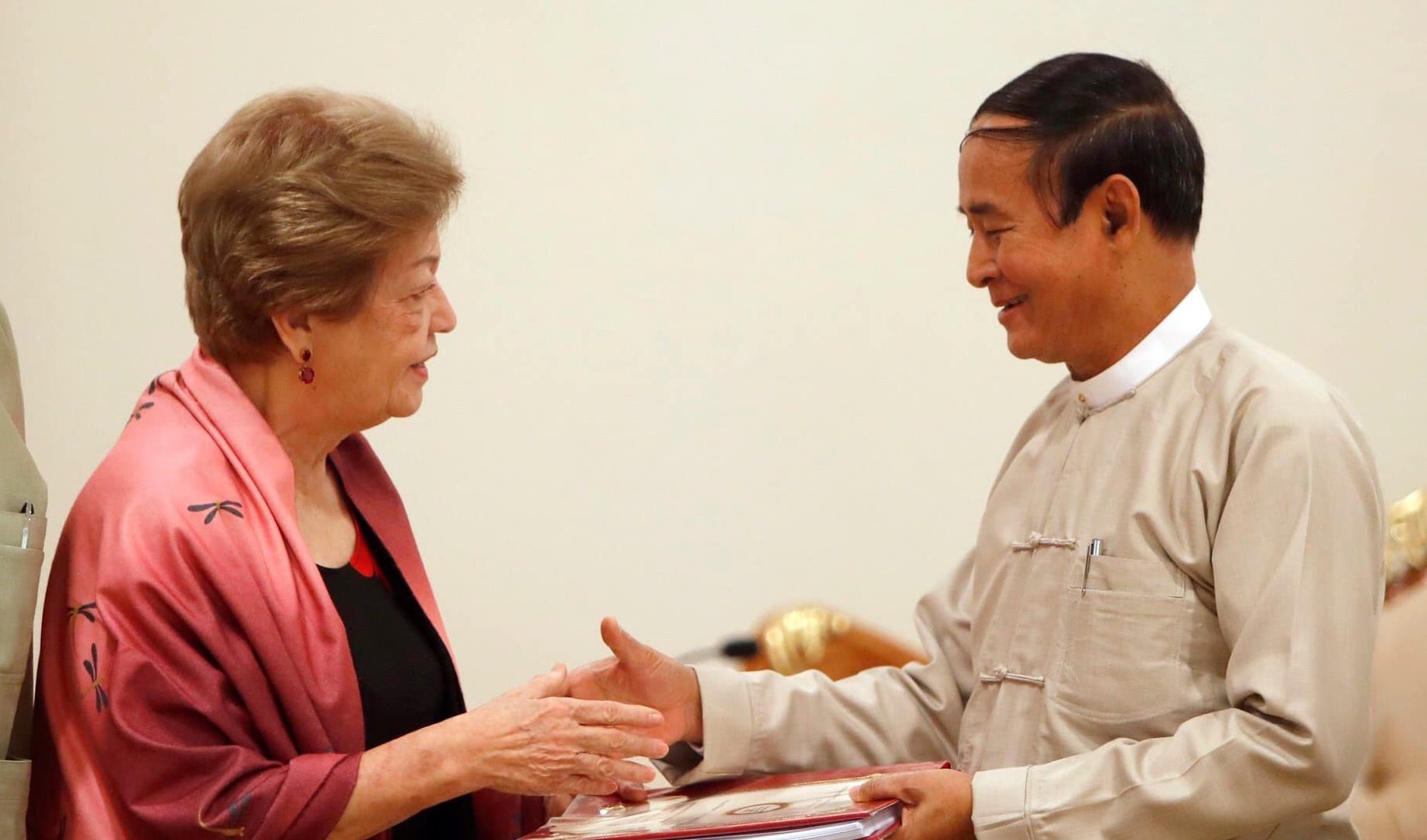 ICOE အစီရင်ခံစာကို သမ္မတ ဦးဝင်းမြင့်ထံ ပေးအပ်နေစဉ်  / ဧရာဝတီ