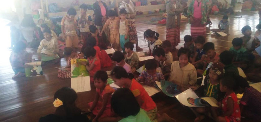 အမ်းမြို့နယ် အားကစားခန်းမ အတွင်း စစ်ဘေးရှောင်ဒုက္ခသည်များအား မြင်တွေ့ရစဉ်  / ဆလိုင်းနေလင်း