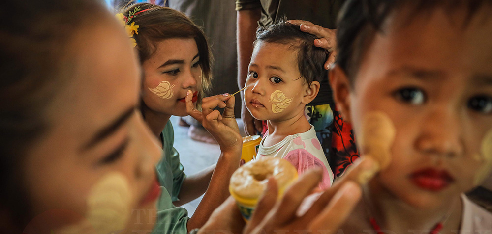 မတ်လ ၂၉ ရက်နေ့က မန္တလေးမြို့ရှိ ကျောက်တော်ကြီးဘုရားတွင် ကျင်းပပြုလုပ်ခဲ့သည့် သနပ်ခါးပွဲတော် / ဇော်ဇော် / ဧရာဝတီ