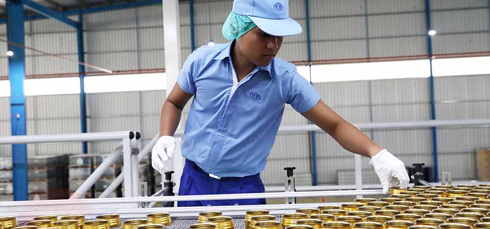 ရန်ကုန်တိုင်း စက်မှုဇုန် လုပ်ငန်းခွင်တခုတွင် တွေ့ရသည့် စက်ရုံ လုပ်သားတချို့  / ဧရာဝတီ