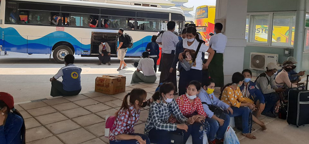 မတ်လ ၂၅ ရက်က မြဝတီနယ်စပ်မှ နေရပ်သို့ ပြန်ကြမည့် ရွှေ့ပြောင်းလုပ်သားများကို တွေ့ရစဉ် (ဓာတ်ပုံ-အောင်သီဟ/ဧရာဝတီ)