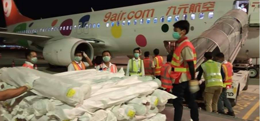 ရန်ကုန်အပြည်ပြည်ဆိုင်ရာလေဆိပ်သို့ ကုန်ကြမ်းပိတ်လိပ်များ ရောက်ရှိလာစဉ် / MRTV / facebook