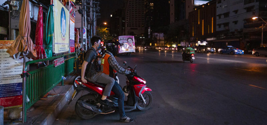 ကိုရိုနာဗိုင်းရပ်စ် ကူးစက်မှုကို ထိန်းချုပ်တဲ့ အနေနဲ့ ထိုင်းမှာ ည ၁၀ နာရီကနေ မနက် ၄ နာရီအထိ ညမထွက်ရအမိန့် ထုတ်ပြန်ထားပါတယ်။