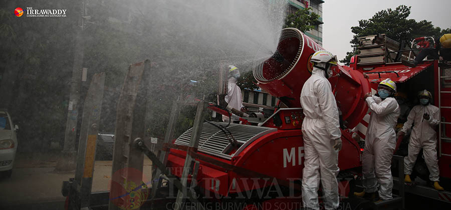 ရန်ကုန်မြို့ ကြည်မြင်တိုင်မြို့နယ် လမ်းမကြီးများအား ပိုးသတ်ဆေးဖြန်းနေစဉ် / မျိုးမင်းစိုး