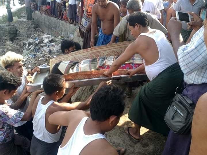 မင်းပြားမြို့နယ် မြစ်နားရွာတွင် လက်နက်ကြီးကျ၍ သေဆုံးသွားသူကို သယ်ဆောင်လာစဉ်  / ထွန်းထွန်းအောင် / Facebook
