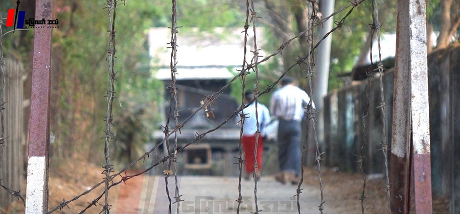 ပေါက်ခေါင်းမြို့ရှိ ဒုတိယမြို့နယ်အုပ်ချုပ်ရေးမှူးနှင့် မိသားစုဝင်များနေထိုင်သည့် ဝန်ထမ်းအိမ်ယာနှင့် လမ်း ၂ လမ်းကို ယမန်နေ့က စတင် Lockdown ချထားစဉ်  /  မြေလတ်အသံ