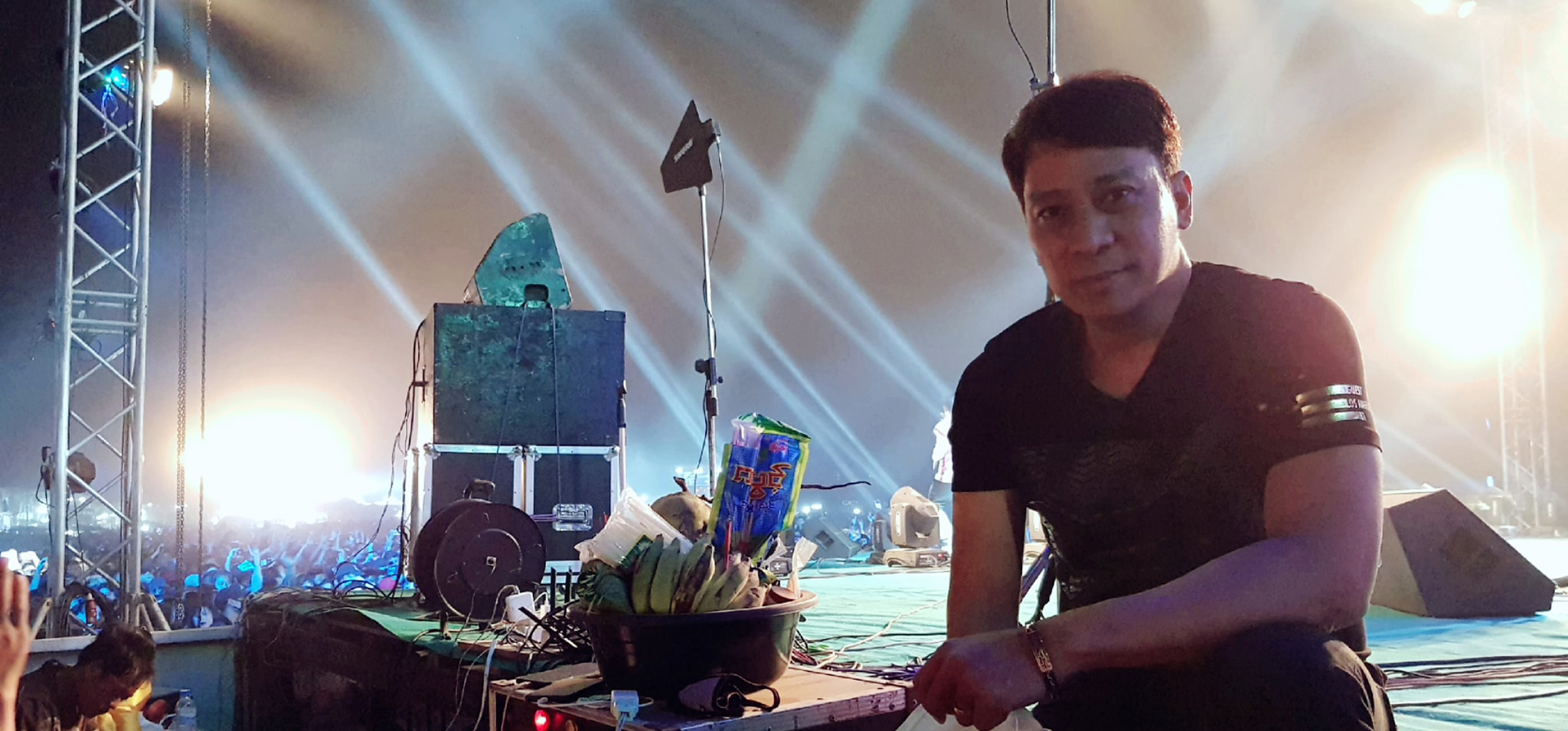 အဆိုတော် ဖိုးကာ  / Phoe Kar's Facebook