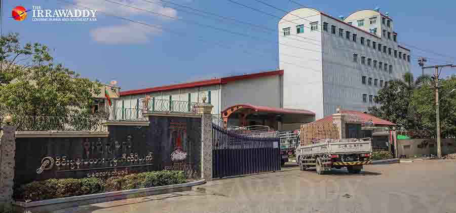 မန္တလေးစက်မှုဇုန်ထဲရှိ စက်ရုံအလုပ်ရုံများကို တွေ့ရစဉ်  / ဇော်ဇော် / ဧရာဝတီ