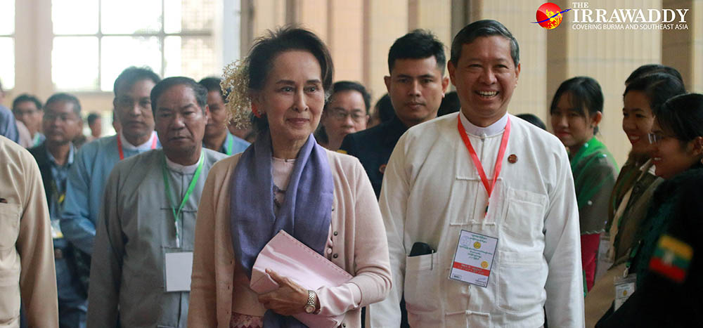 နေပြည်တော်ရှိ ပညာရေး အခမ်းအနားတခုတွင် တွေ့ ရသည့် ဒေါ်အောင်ဆန်းစုကြည်  / သီဟလွင် / ဧရာဝတီ