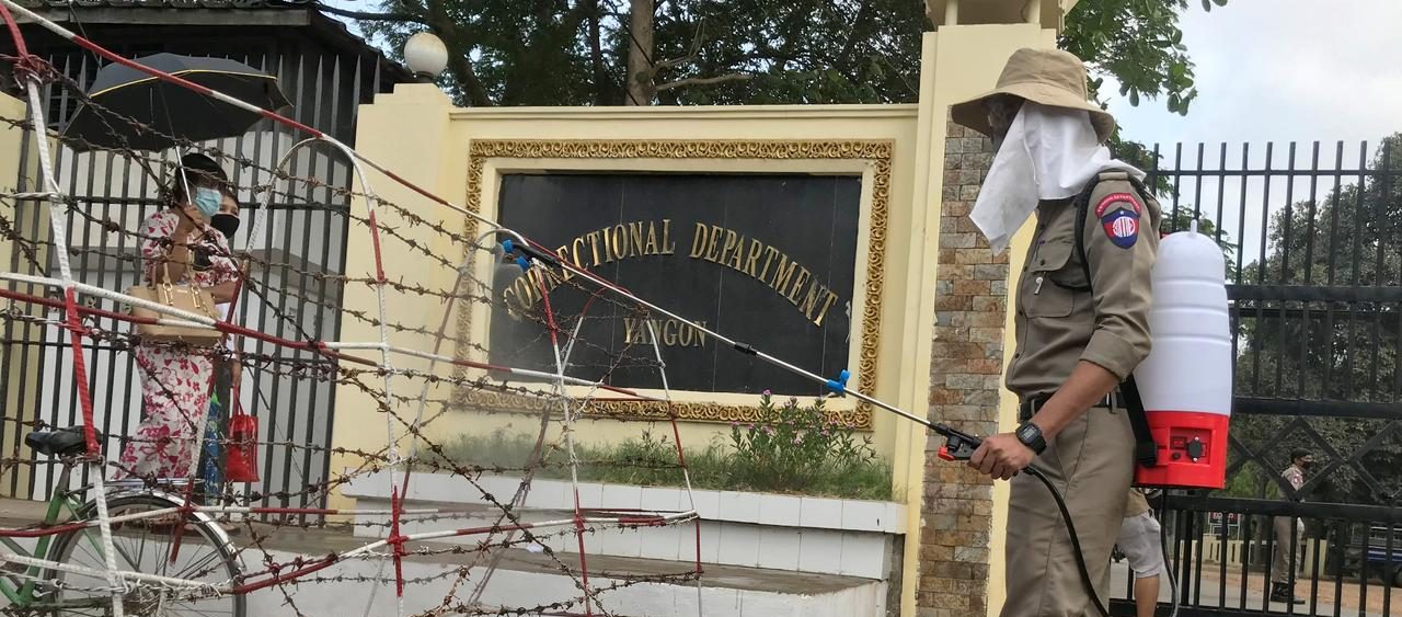 အင်းစိန် အကျဉ်းထောင်ဝင်းရှေ့ ဂိတ်ပေါက်တွင် ဧပြီလ ၁၇ ရက်နေ့ ပိုးသတ်ဆေးဖြန်းစဉ် / Reuters