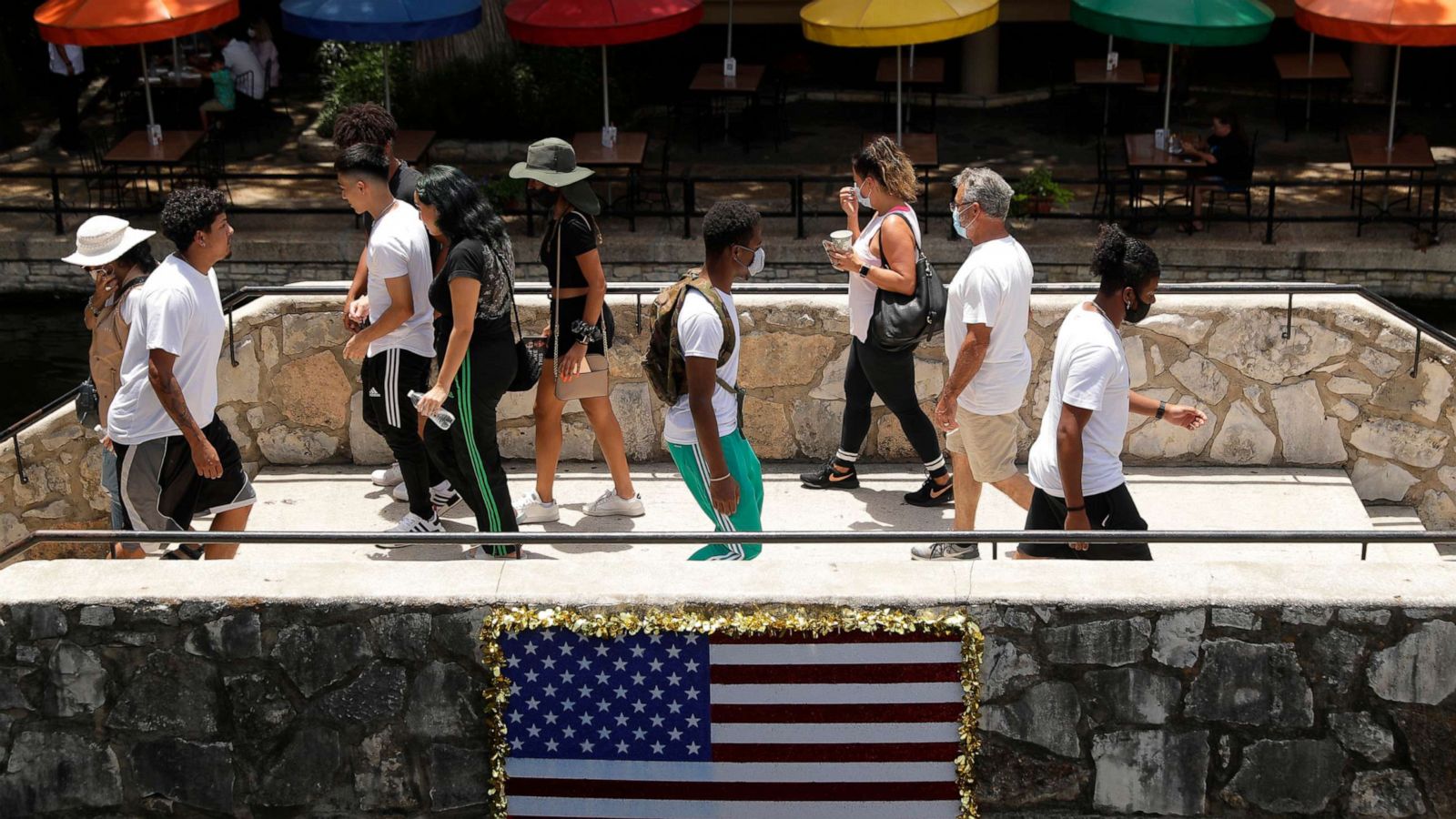 အမေရိကန်နိုင်ငံမှာ COVID-19 ကို မယုံကြည်လို့ Mask မတပ်ဆင်ကြသူတွေလည်း ရှိပါတယ်။