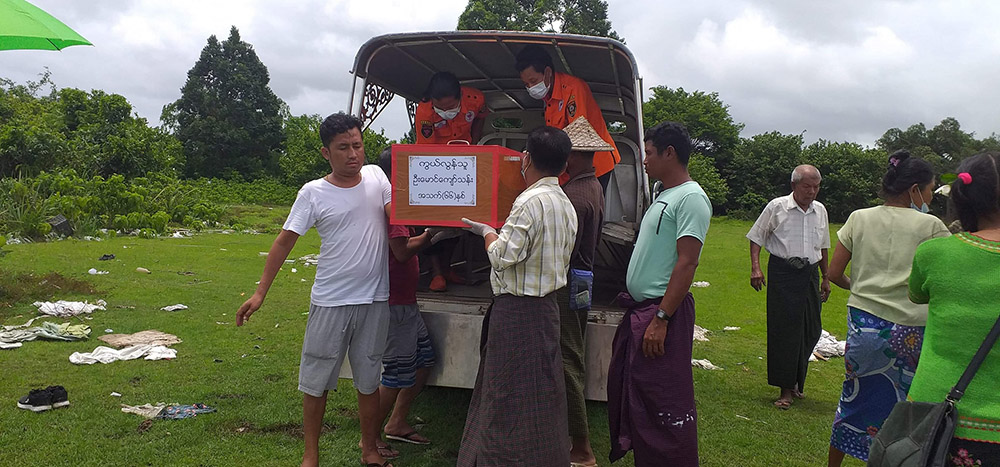 ဦးမောင်ကျော်သန်း၏ ရုပ်အလောင်းအား စစ်တွေမှ ရသေ့တောင်သို့ ယူဆောင်စဉ်  / ရွှေရောင် မေတ္တာဖောင်ဒေးရှင်း