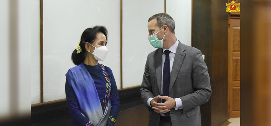 နိုင်ငံတော်၏ အတိုင်ပင်ခံပုဂ္ဂိုလ်ဒေါ်အောင်ဆန်းစုကြည်နှင့် DFC မှ တာဝန်ရှိသူများ အောက်တိုဘာ ၂၇ ရက်က နေပြည်တော်တွင် တွေ့ဆုံစဉ်/Myanmar State Counselor Office / Facebook