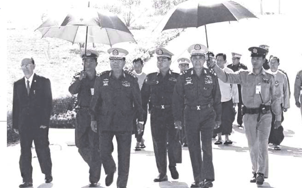 စစ်ကောင်စီ ခေါင်းဆောင်များ ဖြစ်သူ ဦးသိန်းစိန်၊ ဦးသန်းရွှေနှင့် ဦးမောင်အေး / New Light of Myanmar