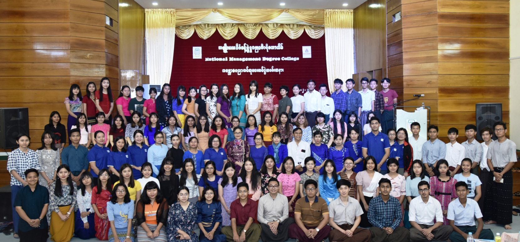 ကမ္ဘောဇဘဏ် နှင့် အမျိုးသားစီမံခန့်ခွဲမှုပညာ ဒီဂရီကောလိပ်မှ တာဝန်ရှိသူများ ပညာသင်ဆုရရှိသည့် ကျောင်းသား၊ ကျောင်းသူများနှင့်အမှတ်တရဓါတ်ပုံရိုက်ကူးစဉ်