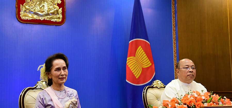 ဒေသတွင်း ကျယ်ပြန့်သော စီးပွားရေးပူးပေါင်းဆောင်ရွက်မှု သဘောတူစာချုပ် (RCEP) ကို တနင်္ဂနွေနေ့က တယ်လီကွန်ဖရင့်တွင် လက်မှတ်ထိုးရာ နိုင်ငံတော်အတိုင်ပင်ခံ ဒေါ်အောင်ဆန်းစုကြည်နှင့် ရင်းနှီးမြှုပ်နှံမှုနှင့် နိုင်ငံခြား စီးပွားဆက်သွယ်ရေး ဝန်ကြီး ဦးသောင်းထွန်းတို့ နေပြည်တော်မှ ပါဝင်ခဲ့ကြစဉ်/MIFER 