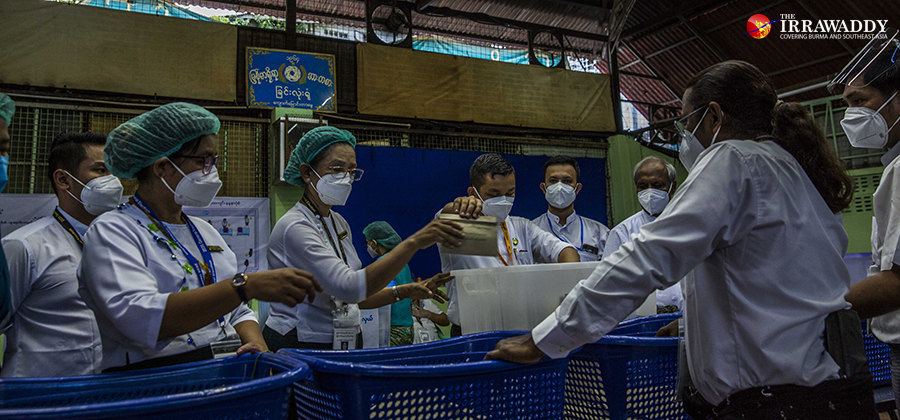 တာမွေမြို့နယ် ကျားကွက်သစ် ရပ်ကွက်ရှိ သမ္မတ ဦးဝင်းမြင့် ဝင်ရောက် ယှဉ်ပြိုင်ခဲ့သည့် မဲရုံမှ တာကျဝန်ထမ်းများ မဲရေတွက်နေစဉ်  / ထက်ဝေ / ဧရာဝတီ