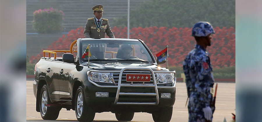 ၂၀၁၅ ခုနှစ် နေပြည်တော်တွင် ကျင်းပသော တပ်မတော်နေ့အခမ်းအနားသို့ ဗိုလ်ချုပ်မှူးကြီး မင်းအောင်လှိုင် တက်ရောက်ခဲ့စဉ် / ဧရာဝတီ