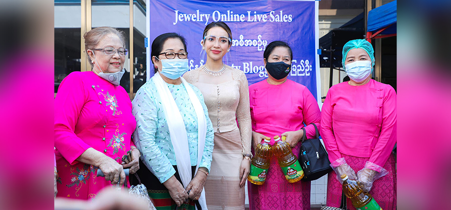 “အမေများအဖွဲ့”နဲ့အတူ တွေ့ရတဲ့ နေခြည်ဦး  /  Nay Chi Oo's Facebook