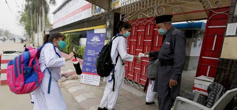 ပါကစ္စတန်မှာ အစိုးရ တာဝန်ရှိသူတွေ ချမှတ်ပေးထားတဲ့ ဗိုင်းရပ်စ် ကာကွယ်ရေး စည်းကမ်းတွေကို လိုက်နာကြဖို့ တိုက်တွန်းထားပါတယ်။