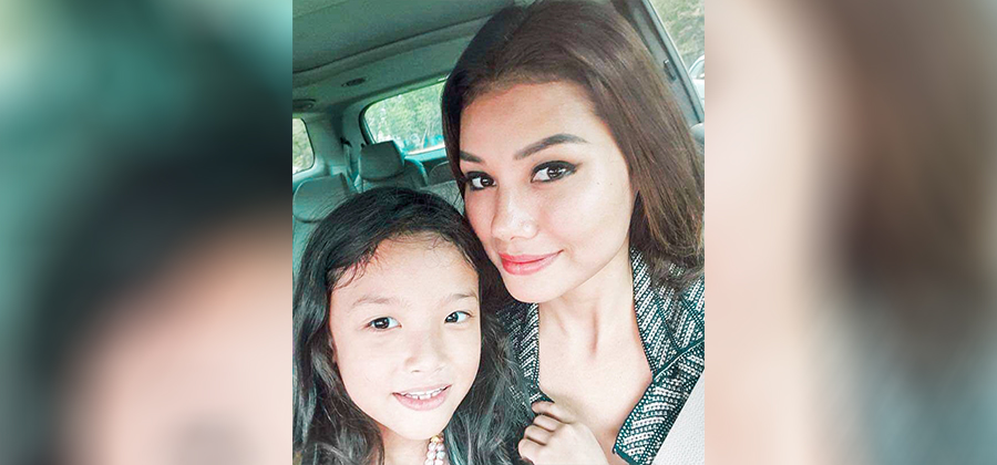 အဆိုတော် ချမ်းချမ်းနဲ့ သမီးလေး မြမိုးဂင်္ဂါ / Chan Chan's Faecbook