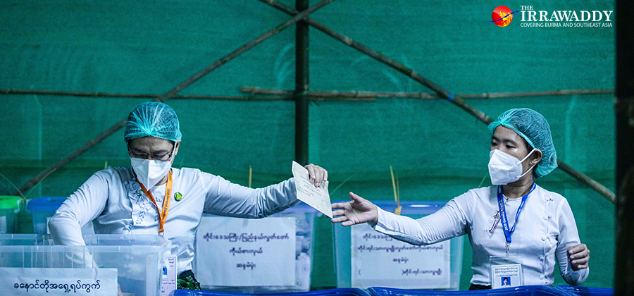 ရန်ကုန်တိုင်း ဆိပ်ကြီးခနောင်တိုရှိ မဲရုံတခုတွင် မဲရေတွက်နေစဉ်  / ဧရာဝတီ