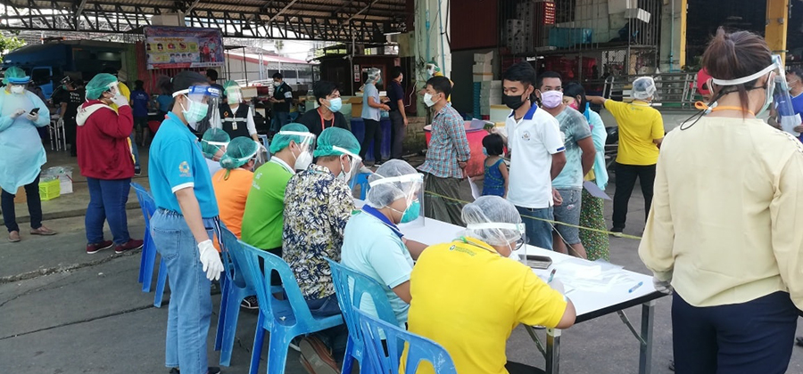 ယာယီ ပိတ်ထားလိုက်ပြီဖြစ်သည့် ပုဇွန်ဈေးရှိ ရွှေ့ပြောင်းလုပ်သား ၄ ထောင်ကျော်ကို ကိုဗစ် အခမဲ့ စစ်ဆေးပေးနေမှု  / Myanmar Labour Attache Office