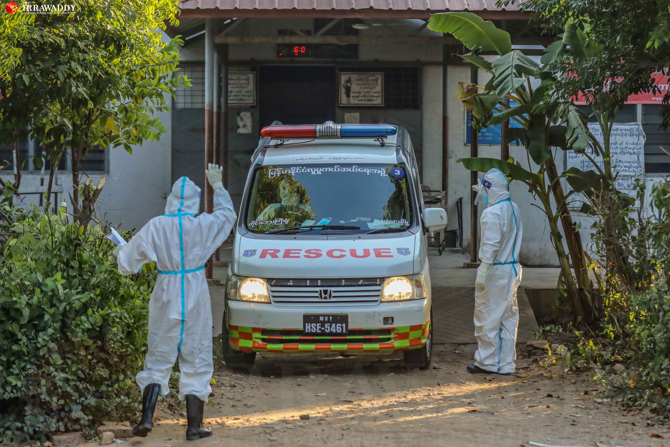 ဒီဇင်ဘာ ၁ ရက်နေ့က မန္တလေးမြို့တွင် ကိုဗစ်-၁၉ ရောဂါဖြင့် သေဆုံးသူတဦးကို သဂြိုဟ်ရန် သယ်ယူလာစဉ် / ဇော်ဇော် / ဧရာဝတီ