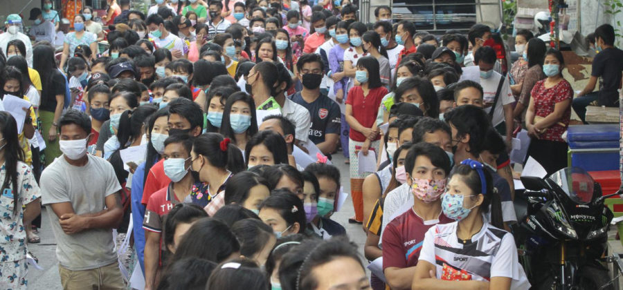 စမွတ်စခွန်တွင် ကိုရိုနာဗိုင်းရပ်စ် ကူးစက်ခံထားရခြင်း ရှိ မရှိ စစ်ဆေးရန် တန်းစီစောင့်ဆိုင်းနေသော မြန်မာ ရွှေ့ပြောင်းအလုပ်သမားများ / Arnun Chonmahatrakool / Bangkok Post