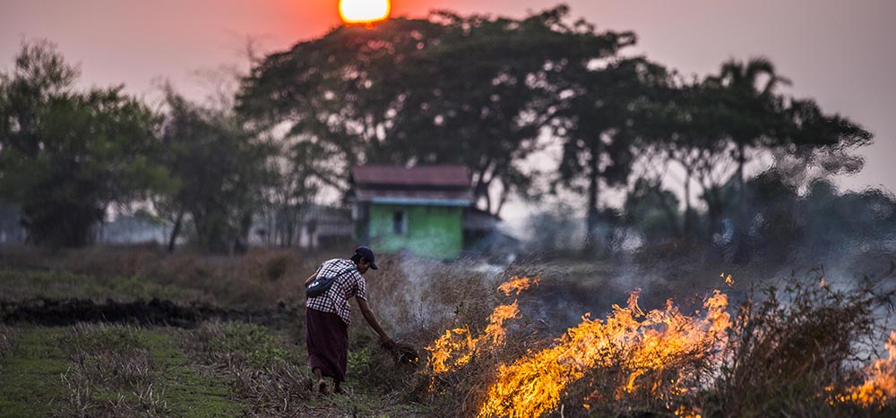 ၂၀၂၀ နှစ်ဦးပိုင်း ရန်ကုန်မြို့ပြင်ရှိ ရိုးပြတ်တနေရာ မီးရှို့နေစဉ် / ထက်ဝေ / ဧရာဝတီ