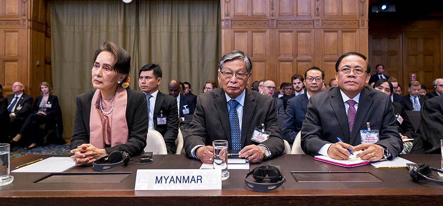 အပြည်ပြည်ဆိုင်ရာ တရားရုံး (ICJ) သို့ ၂၀၁၉ ခုနှစ် ဒီဇင်ဘာ ၁၂ ရက်နေ့က ကိုယ်တိုင်တက်ရောက်ခဲ့သည့် နိုင်ငံတော်၏ အတိုင်ပင်ခံပုဂ္ဂိုလ်နှင့် အဖွဲ့ဝင်များ / ICJ