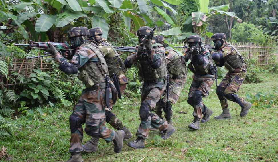 ၂၀၁၇ ခုနှစ်အတွင်း တောတွင်းတိုက်ပွဲအတွက် စစ်ရေးလေ့ကျင့်နေသော အိန္ဒိယစစ်သားများ 