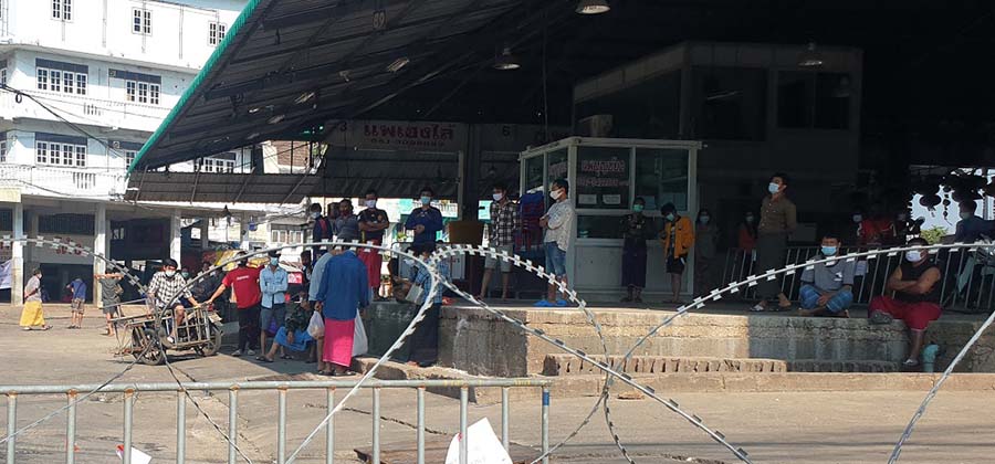 စမွတ်စခွန်ခရိုင်ရှိ ပင်လယ်စာ ရောင်းသည့် ဈေးတွင် ကိုဗစ်ပိုးတွေ့ပြီးနောက် ဈေးအတွင်းရှိ မြန်မာအလုပ်သမားများကို သံဆူးကြိုးများ ကာရံကာ ပိတ်ထားစဉ် / Khaosad News