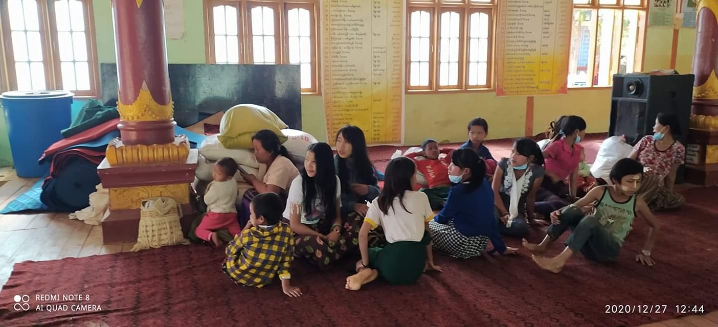 စစ်ရှောင်ပြည်သူများကို သွားရောက်ခေါ်ဆောင်၍ ဝါဆိုကျောင်းတိုက်သို့ ပို့ဆောင်နေစဉ်  /  အိုမ်တမာဝ် လူမှုကူညီရေးအသင်း