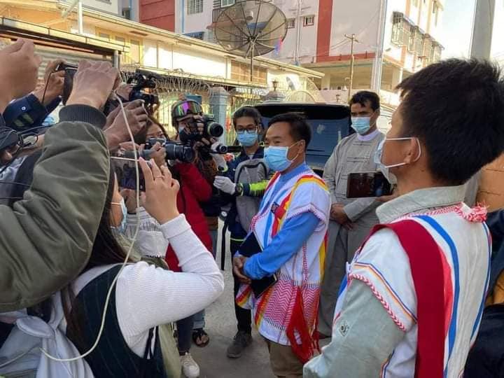 တောင်ကြီးမြို့ NLD ရုံးတွင် တွေ့ဆုံဆွေးနွေးမှု ပြုလုပ်ခဲ့သည့် KNP ပါတီခေါင်းဆောင်များ  / NLD Shan state/Facebook