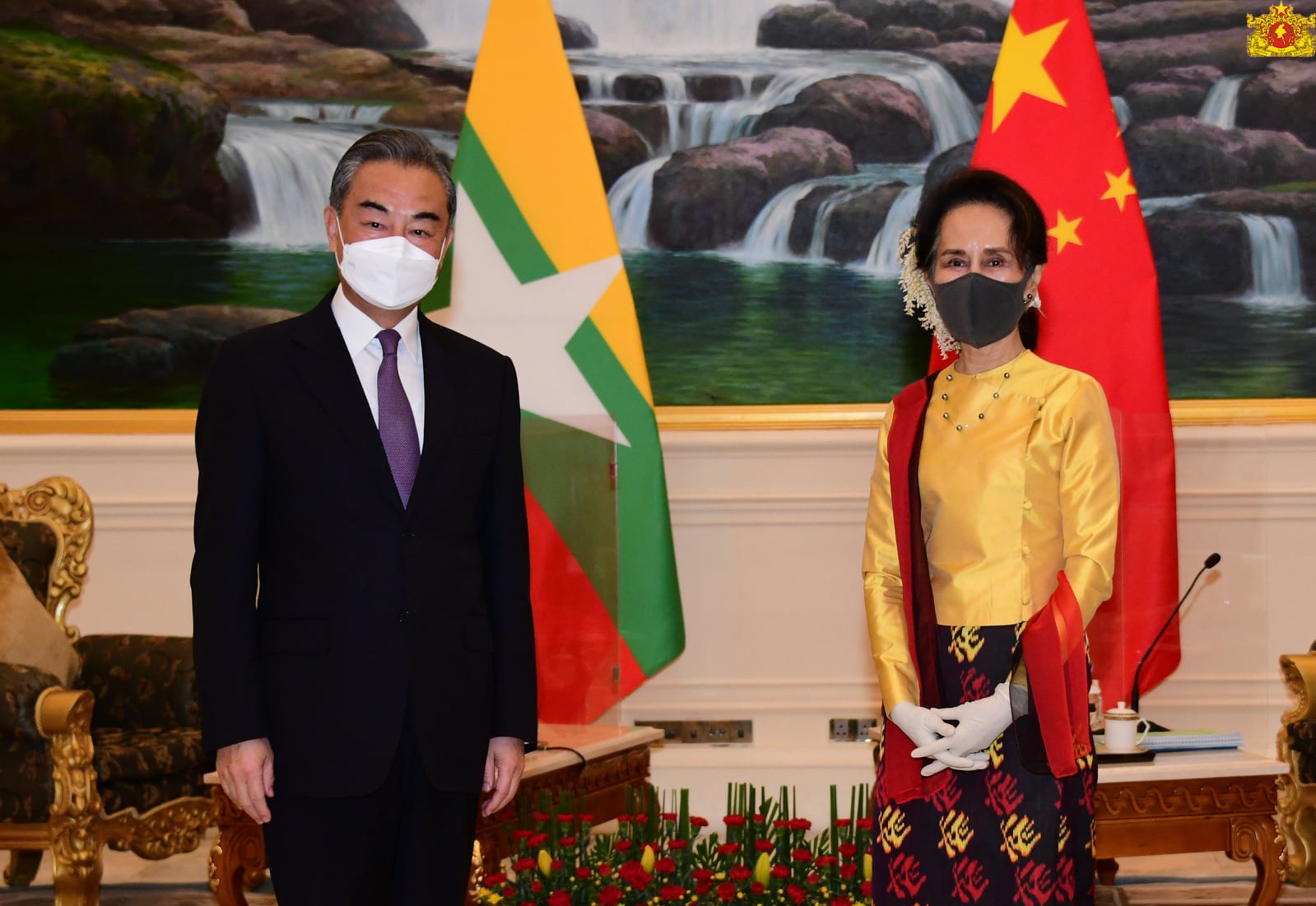 နိုင်ငံတော်၏ အတိုင်ပင်ခံပုဂ္ဂိုလ် ဒေါ်အောင်ဆန်းစုကြည်နှင့် တရုတ်နိုင်ငံခြားရေးဝန်ကြီး မစ္စတာ ဝမ်ယိ တို့နေပြည်တော်တွင် တွေ့ဆုံစဉ်  / နိုင်ငံတော်အတိုင်ပင်ခံရုံး